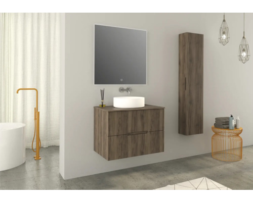 Moderne badkamer met wastafelonderkast, spiegel en hoge kast