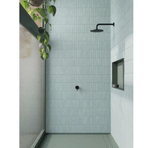 Moderne doucheruimte met smalle, verticale tegels, douchekop en ingebouwde plank