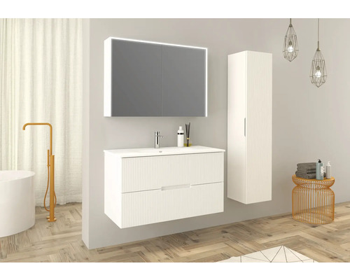 Badkamer met wastafelonderkast, spiegelkast, hoge kast en bad