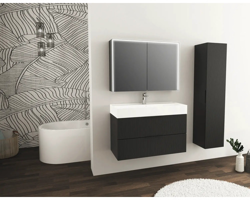 Badkamer met wastafel, spiegelkast, hoge kast, bad en decoratie