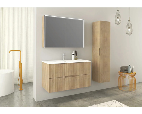 Moderne badkamer met wastafelonderkast, spiegelkast met verlichting en hoge kast