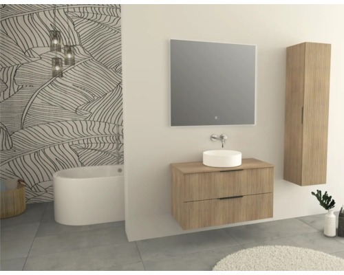 Badkamer met wastafel, spiegel, hoge kast en bad