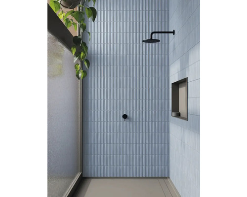 Badkamer met douche, voorzien van wandtegels, douchekop en kraan