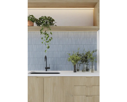 Keukenscène met gootsteen, kraan, betegelde wand en planten