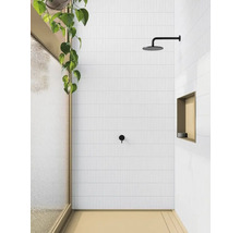 Moderne badkamer met witte, verticaal geplaatste wandtegels, zwarte douchekop en ingebouwde plank