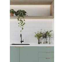 Lichte keuken met groene kasten, gootsteen, kraan en planten