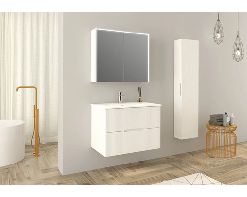 Badkamer met wastafelonderkast, spiegelkast met verlichting en hoge kast