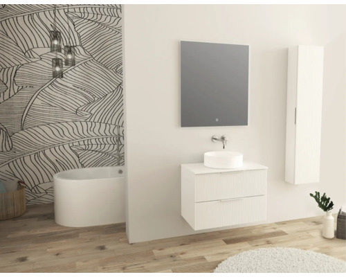 Badkamer met bad, wastafel, spiegel, hangkast en behang met bladerenmotief