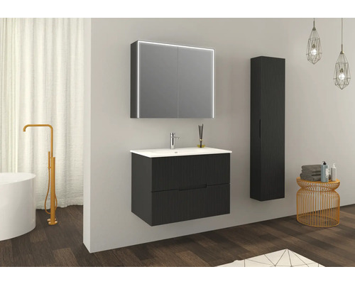 Moderne badkamer met wastafelonderkast, spiegelkast met verlichting en hoge kast