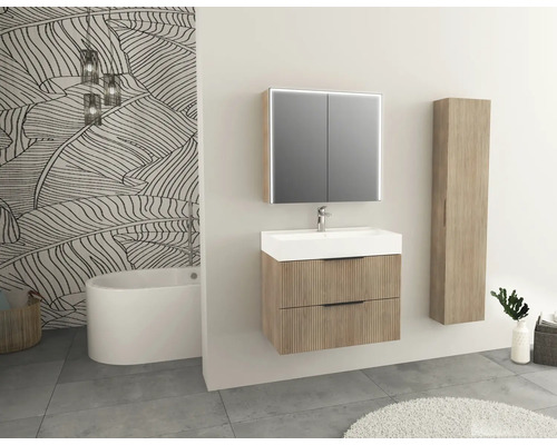 Badkamer met wastafel, spiegelkast, hoge kast en bad