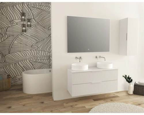 Moderne badkamer met dubbele wastafel, spiegel, hangkast en bad voor een wand met plantenmotief