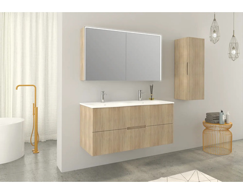 Moderne badkamer met wastafelonderkast, spiegelkast en hoge kast