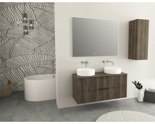 Badkamer met dubbele wastafel, spiegel, hangkast, bad en bladbehang