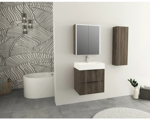 Moderne badkamer met wastafel, spiegelkast, hoge kast en bad.