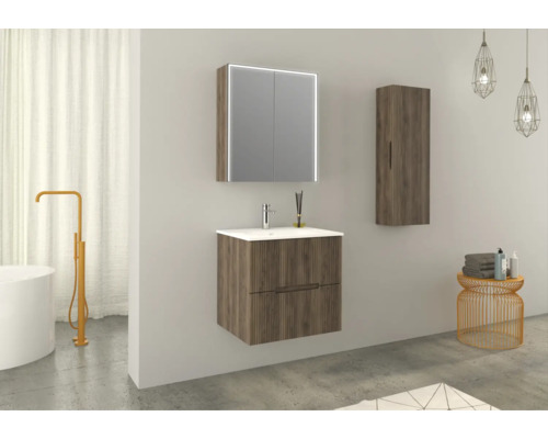 Badkamerscène met wastafel, spiegelkast met verlichting en hoge kast