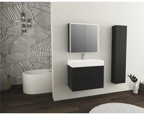 Badkamer met wastafel, spiegelkast, kolomkast, bad en decoratie