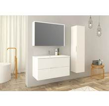 Moderne badkamer met wastafel, spiegelkast met verlichting en hoge kast