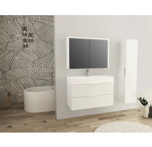 Moderne badkamer met wastafel, spiegelkast met verlichting en hoge kast