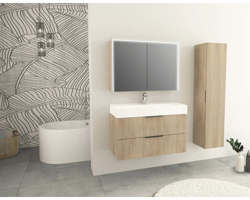 Badkamer met wastafelonderkast, spiegelkast, hoge kast en bad