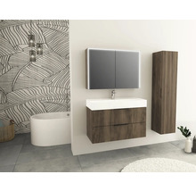 Moderne badkamer met wastafel, spiegelkast en hoge kast in houtlook voor een muur met plantmotief.