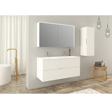 Moderne badkamer met dubbele wastafel, spiegelkast en hoge kast