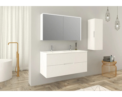 Moderne badkamer met dubbele wastafel, spiegelkast en hoge kast