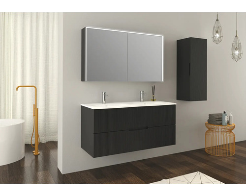 Moderne badkamer met dubbele wastafel, spiegelkast en hangkast