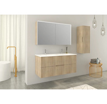Moderne badkamer met wastafel, spiegelkast en hoge kast in houtlook