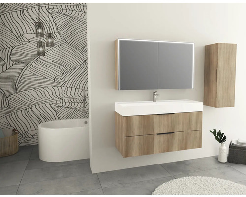 Moderne badkamer met wastafelonderkast, spiegelkast en hangkast in houtlook, plus een bad.