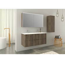 Moderne badkamer met wastafelonderkast, spiegelkast met verlichting en hoge kast