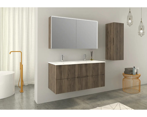 Moderne badkamer met wastafelonderkast, spiegelkast met verlichting en hoge kast