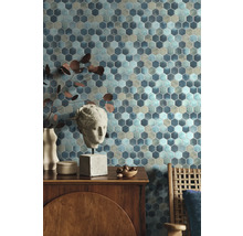 Wanddecoratie met mozaïektegels in zeshoekige vorm, gecombineerd met decoratieve elementen en houten meubels