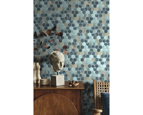 Wanddecoratie met mozaïektegels in zeshoekige vorm, gecombineerd met decoratieve elementen en houten meubels