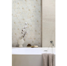 Badkamer met zeshoekige wandtegels en ligbad