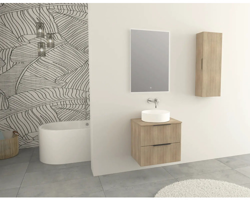 Badkamer met bad, wastafel, spiegel en hangkast