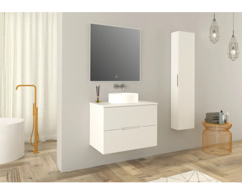 Moderne badkamer met wastafel, spiegel, hoge kast en bad.