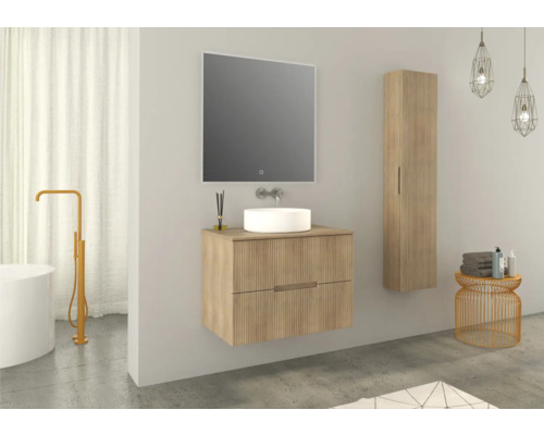 Moderne badkamer met wastafelmeubel, spiegel, hoge kast en vrijstaand bad.