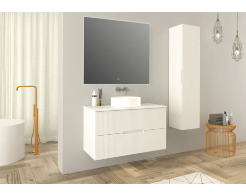Moderne badkamer met wastafelonderkast, spiegel, hoge kast en bad