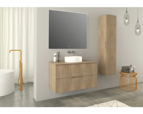 Badkamer met wastafelonderkast, spiegel, hoge kast en bad