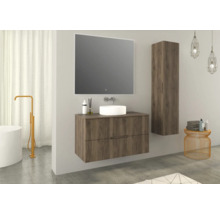 Moderne badkamer met wastafelmeubel, spiegel en hoge kast