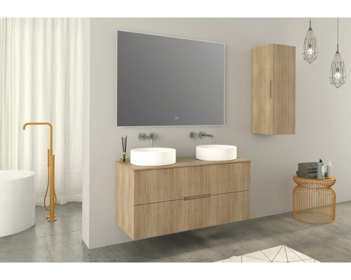 Moderne badkamer met wastafel, spiegel, waskommen en hoge kast