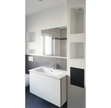 Moderne badkamer met wastafelonderkast, spiegel en ingebouwde planken