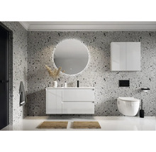 Moderne badkamer met wastafel, spiegel, hangkast en toilet tegen een gemusterde wand