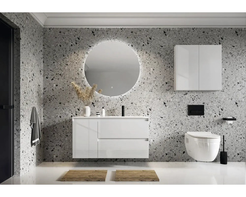 Moderne badkamer met wastafel, spiegel, hangkast en toilet tegen een gemusterde wand
