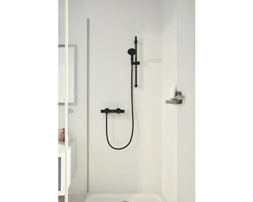 Zwarte doucheset met handdouche en thermostaat in een heldere douchecabine.