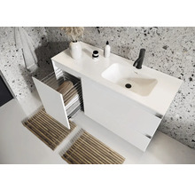 Moderne badkamer met witte wastafel, lades en handdoekhouder