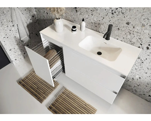 Moderne badkamer met witte wastafel, lades en handdoekhouder