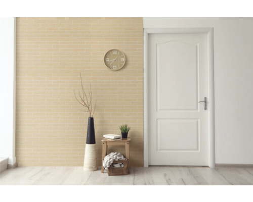 Woonkamer met klok, deur, vaas en houten stoel
