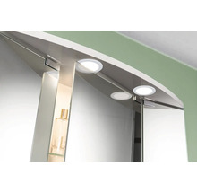 Detailopname van een spiegelkast met verlichting en glazen legplanken