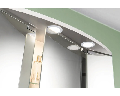 Detailopname van een spiegelkast met verlichting en glazen legplanken